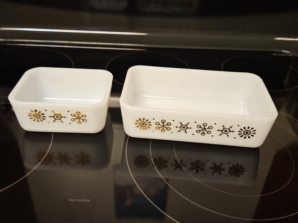 Set Of 2 Glasbake Vintage Casserole Dishes White W/ Gold Snowflake - 1 qt & 1 pt