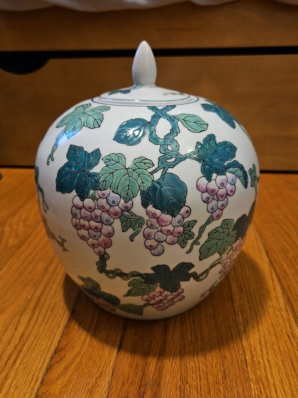 Vintage Chinoiserie Ginger Jar With Lid Purple Grape Vine & Leaves Motif 8" X 8"