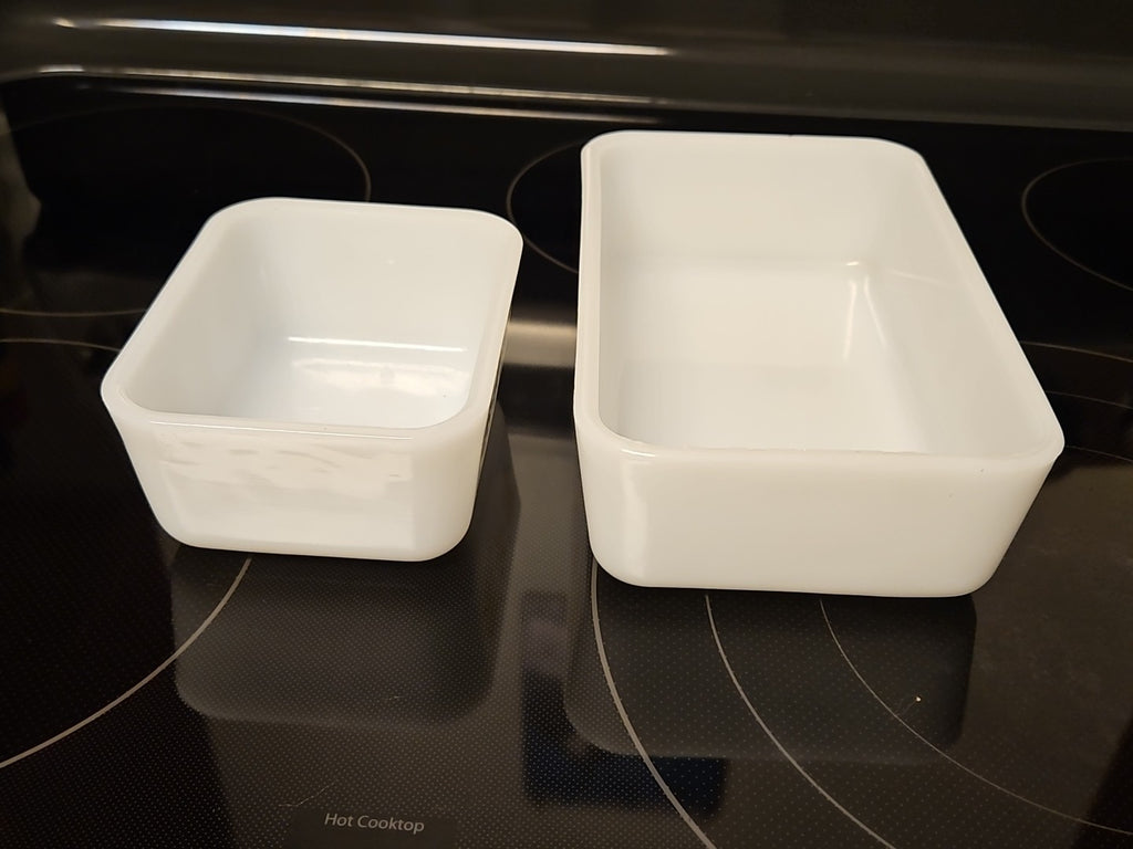 Set Of 2 Glasbake Vintage Casserole Dishes White W/ Gold Snowflake - 1 qt & 1 pt