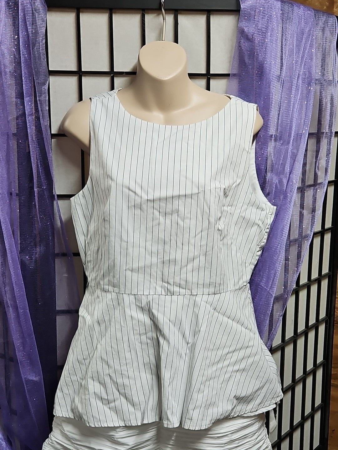 Banana Republic Women's A Line Sleeveless Blouse Size 10 White W Navy Pinstripe