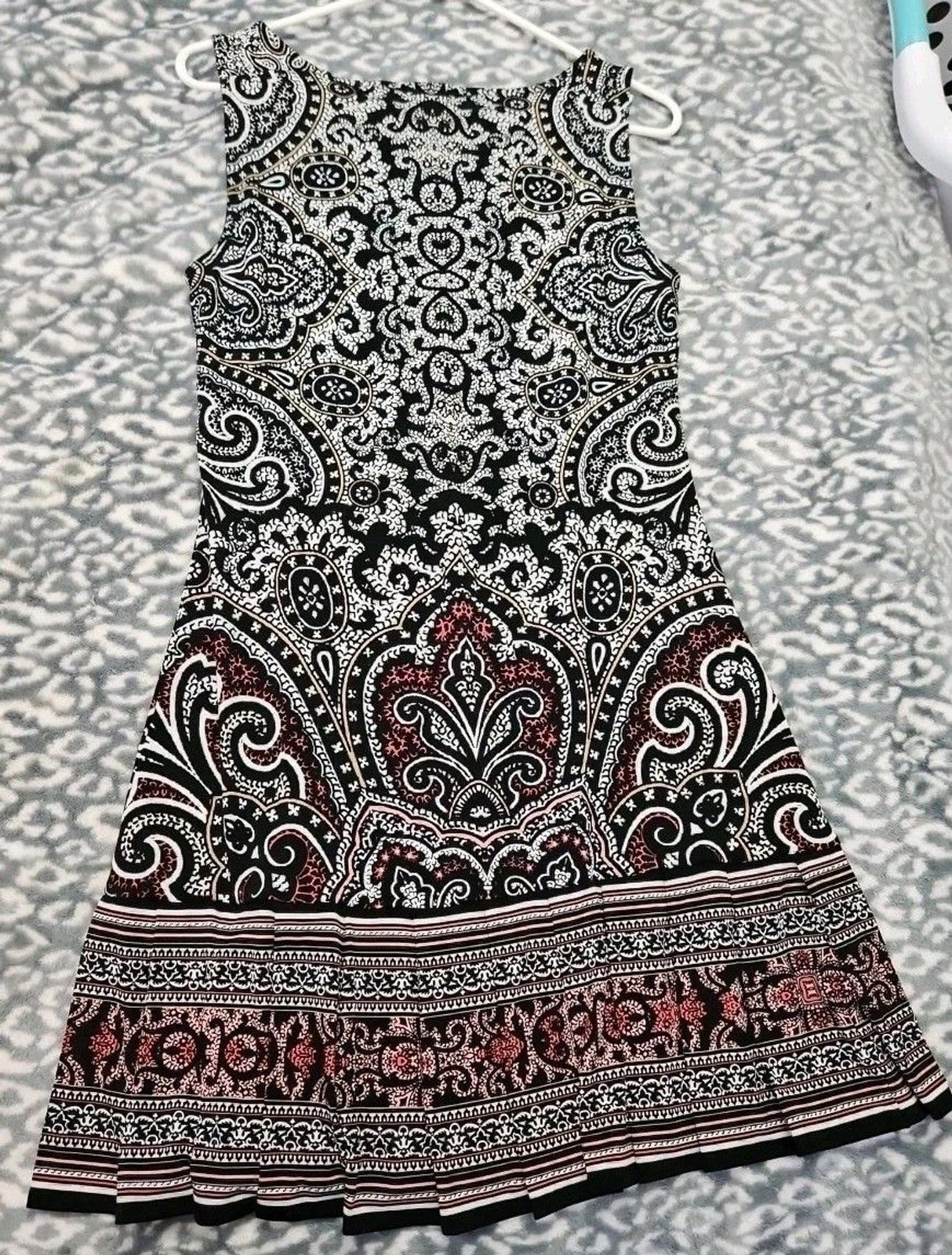 WHITE HOUSE BLACK MARKET Womens Embellished Neck Pleated Hem Size S Medallion