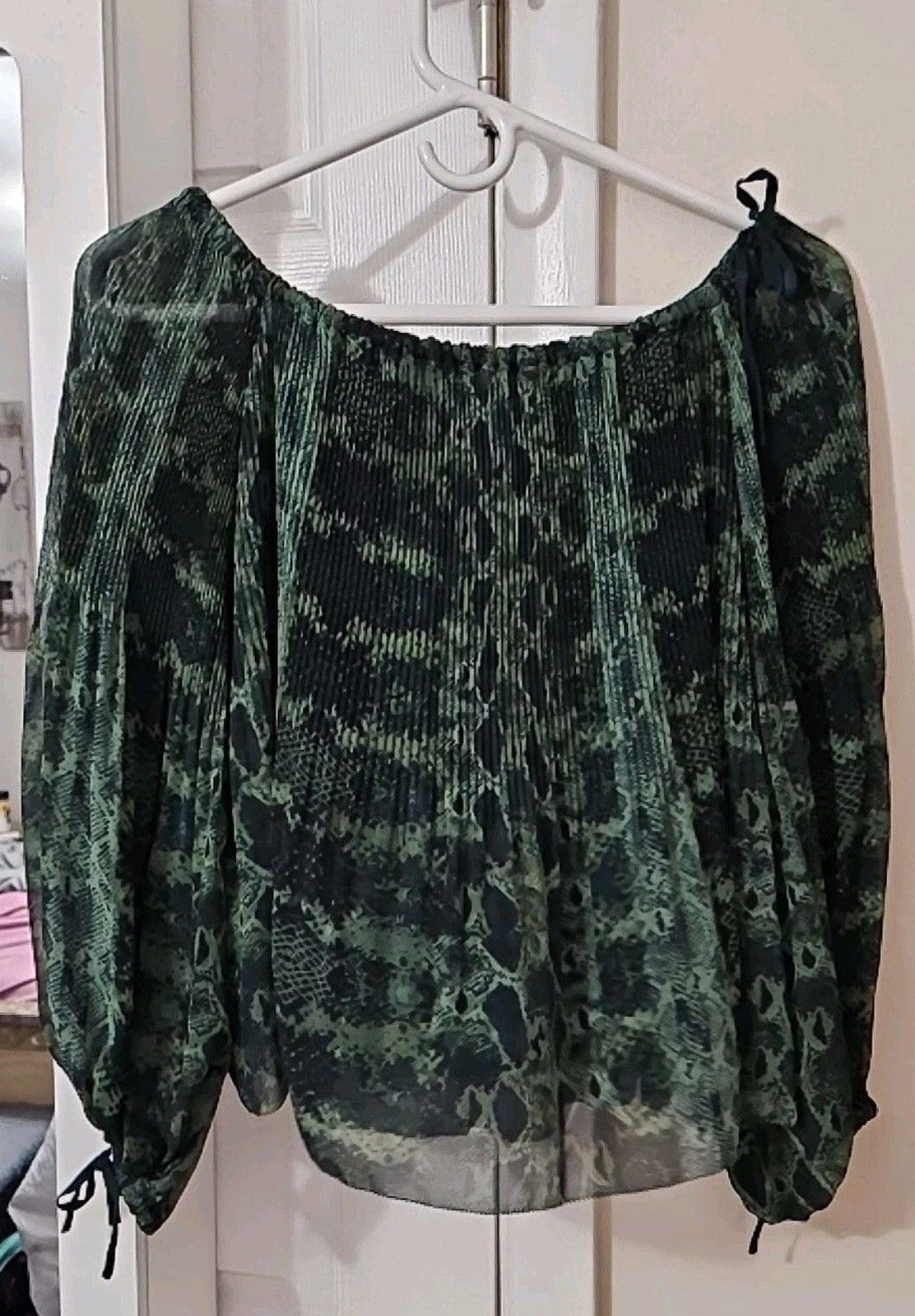 Wilfred Aritzia Talence Blouse Green & Black Python Snake Print Pleated size S