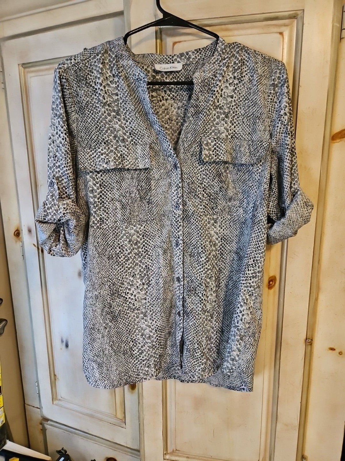 Calvin Klein Gray Snakeskin Print Blouse Roll-Tab Sleeve Button Down Read Size