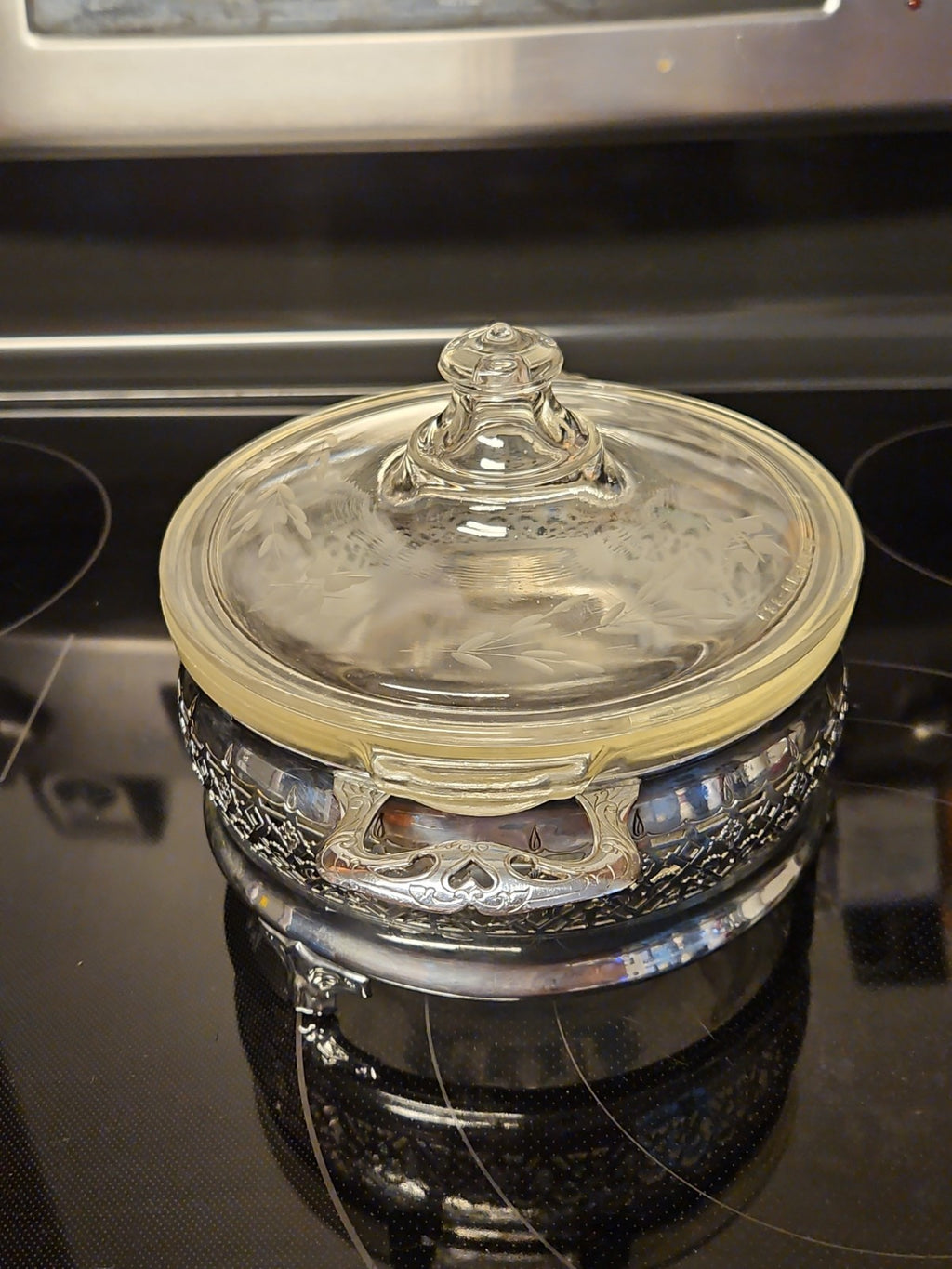 Vintage Pyrex Etched Floral Glass Casserole Dish w/ Lid & Silver Carrier 623 - C