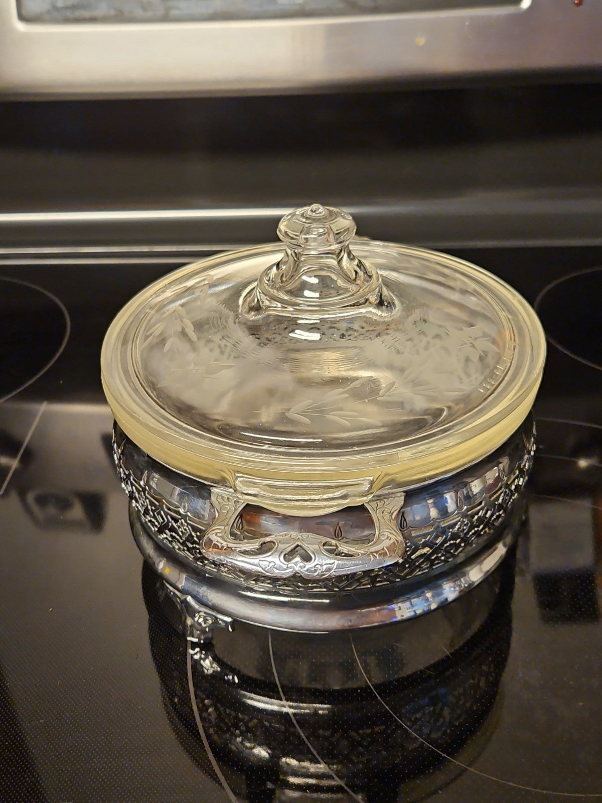 Vintage Pyrex Etched Floral Glass Casserole Dish w/ Lid & Silver Carrier 623 - C