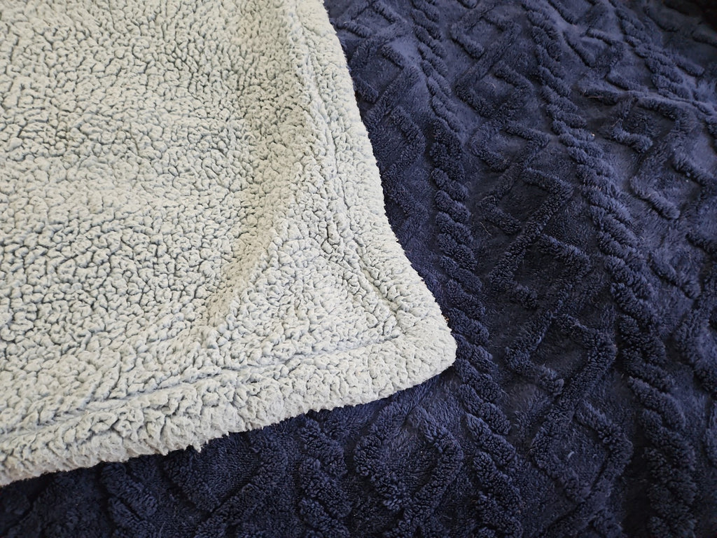 NIP Bedsure Sherpa Jacquard Reversible Throw Blanket 50"x60" Light Blue/Navy