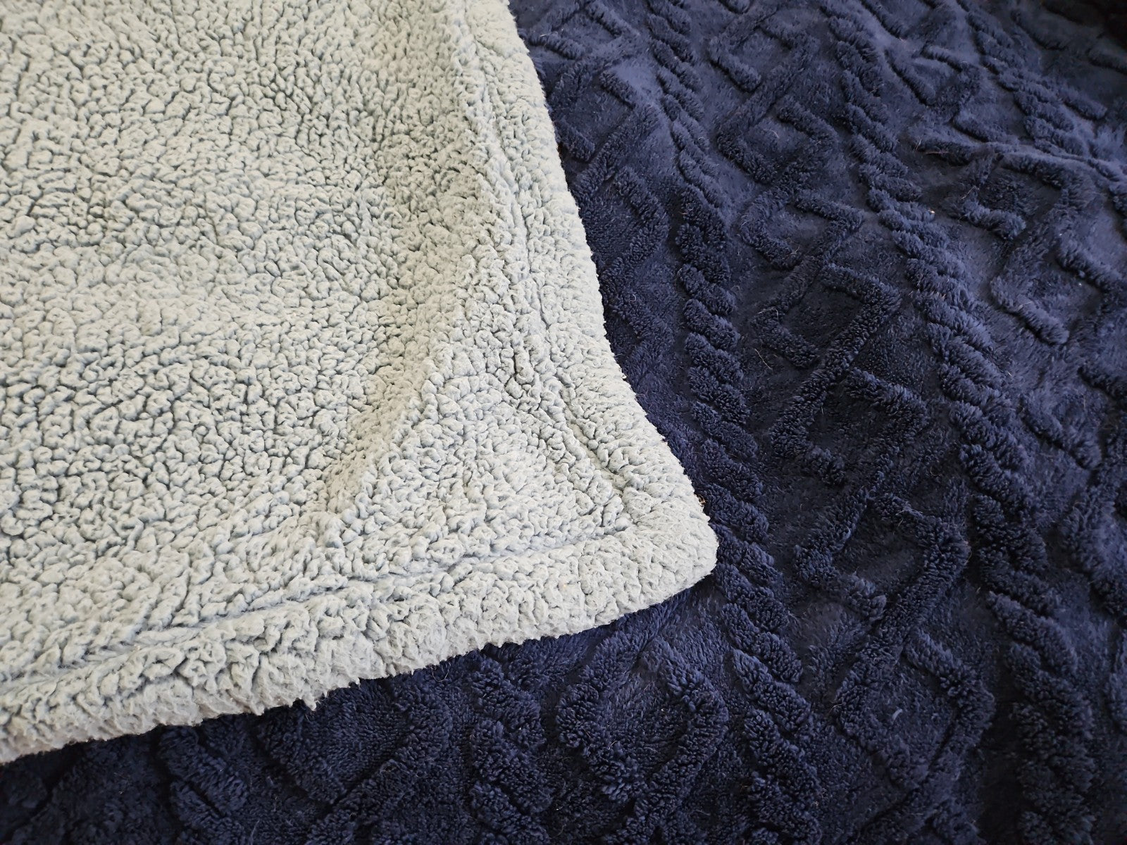 NIP Bedsure Sherpa Jacquard Reversible Throw Blanket 50"x60" Light Blue/Navy