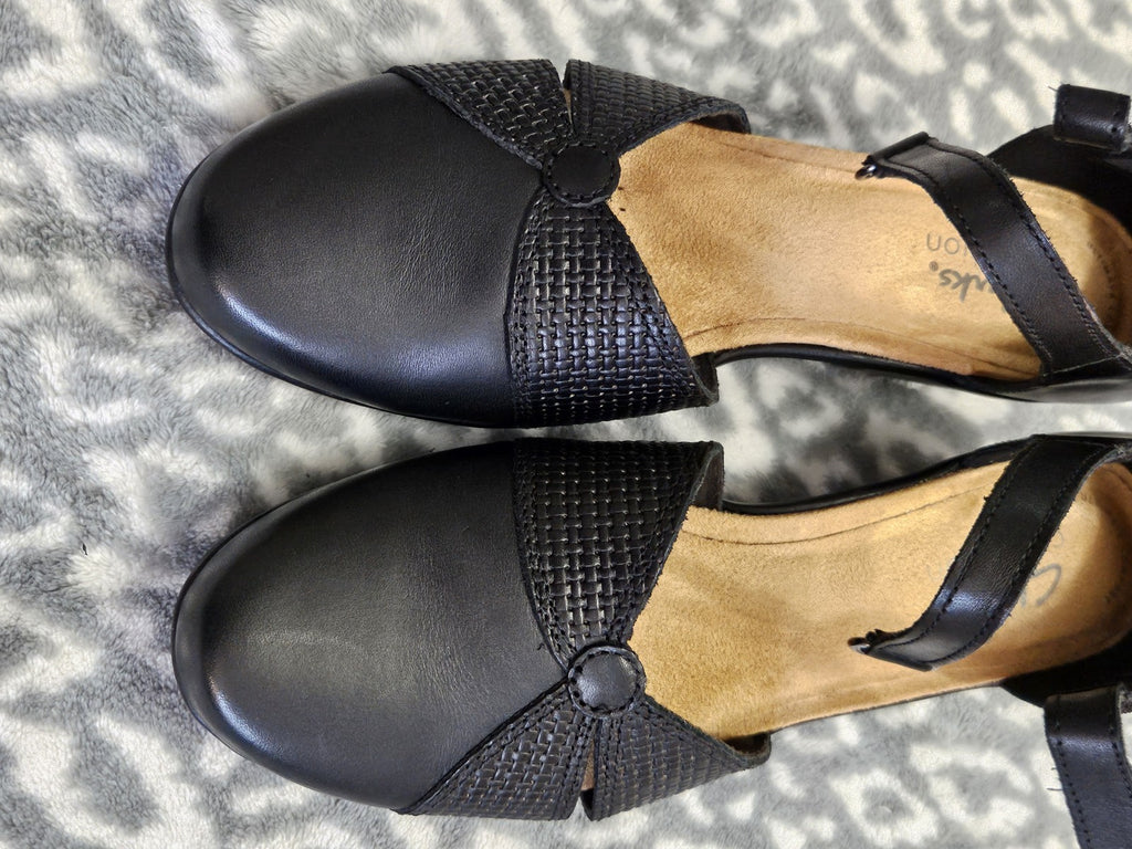 Clarks Emily Rae Women's Black Leather Ankle Strap Pump Heels Size 8M EUC