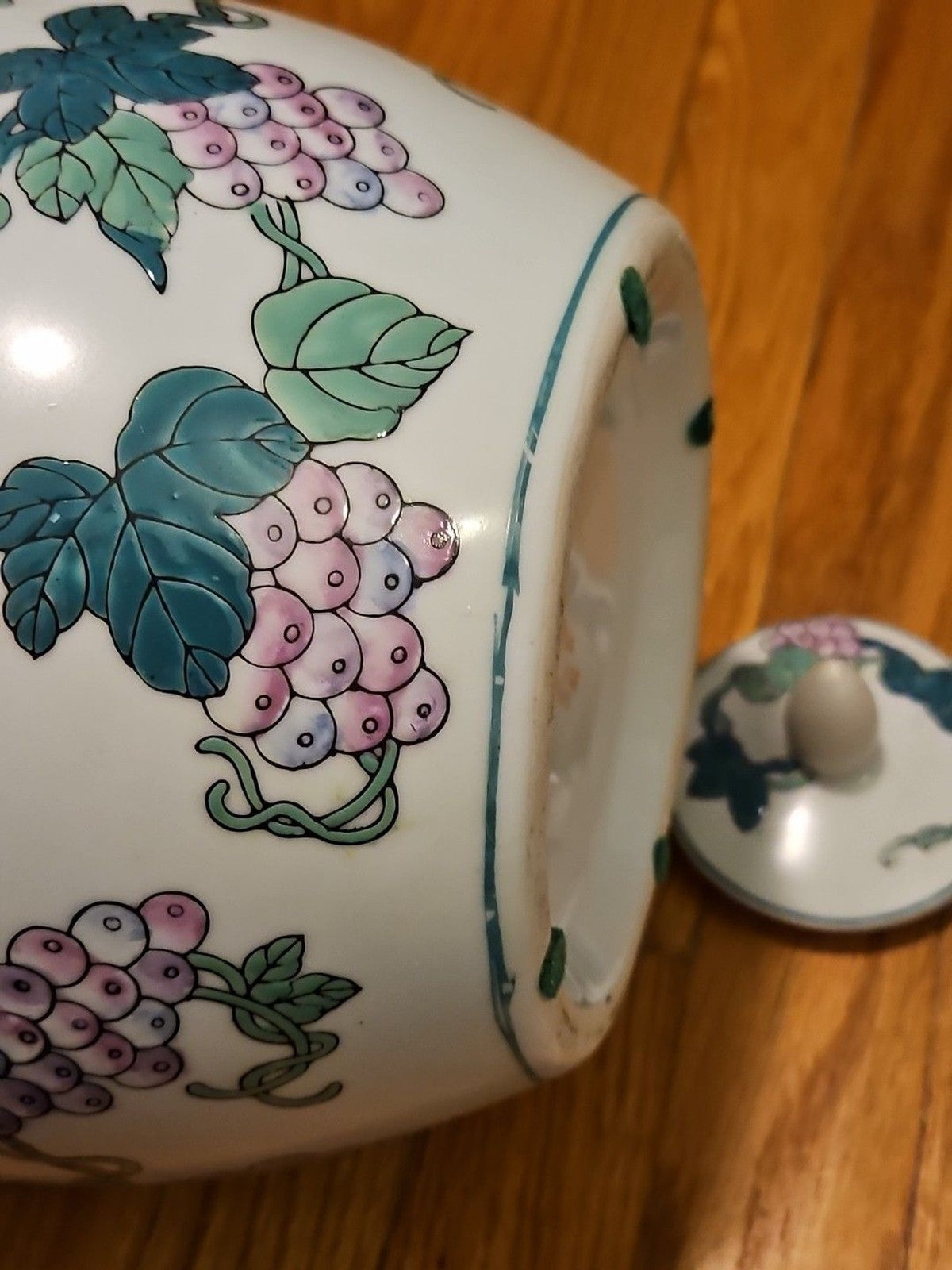 Vintage Chinoiserie Ginger Jar With Lid Purple Grape Vine & Leaves Motif 8" X 8"