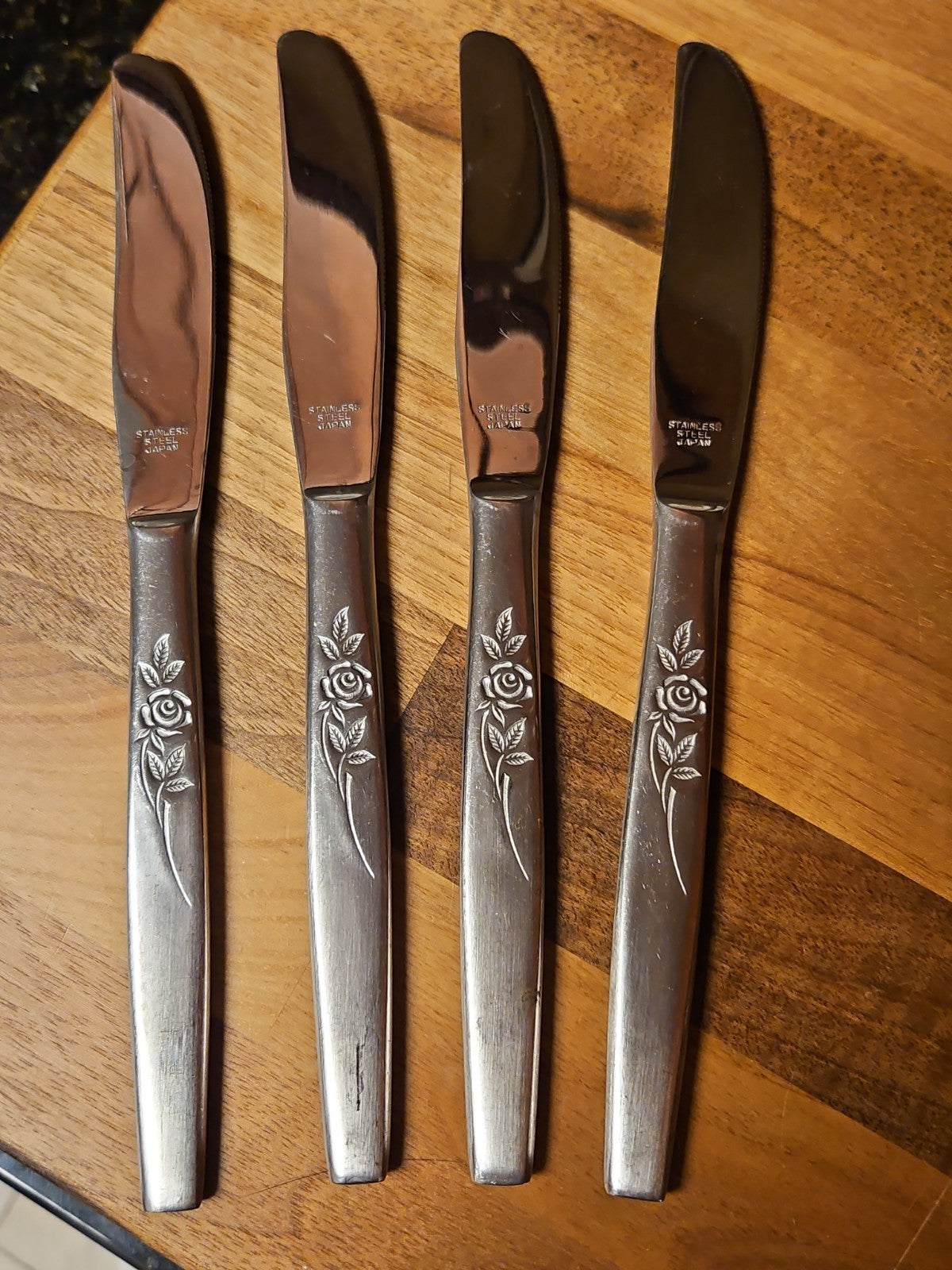 Set Of 8 Stainless Steel Japan Dinner Knives Elegant Indented Rose Pattern EUC