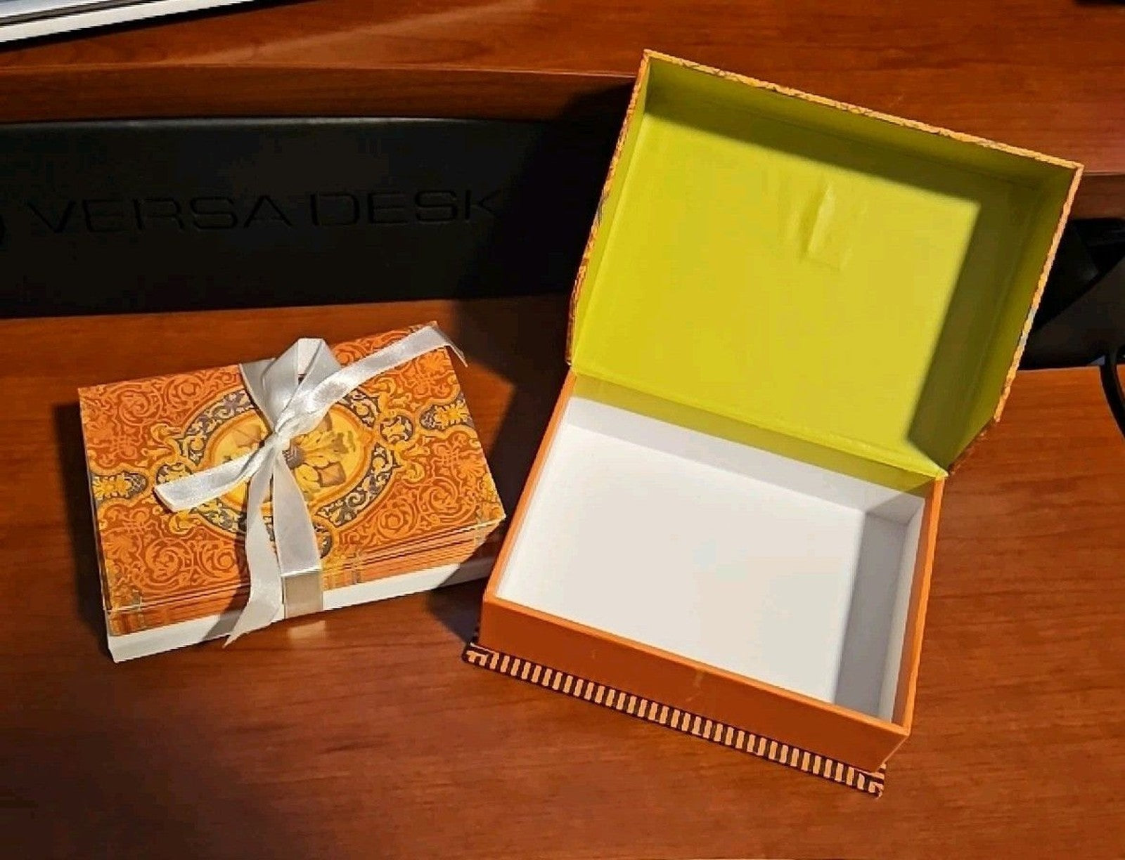 Michel Design Works 18 Cards w/ Envelopes In Storage Box Medallion Print W Bow