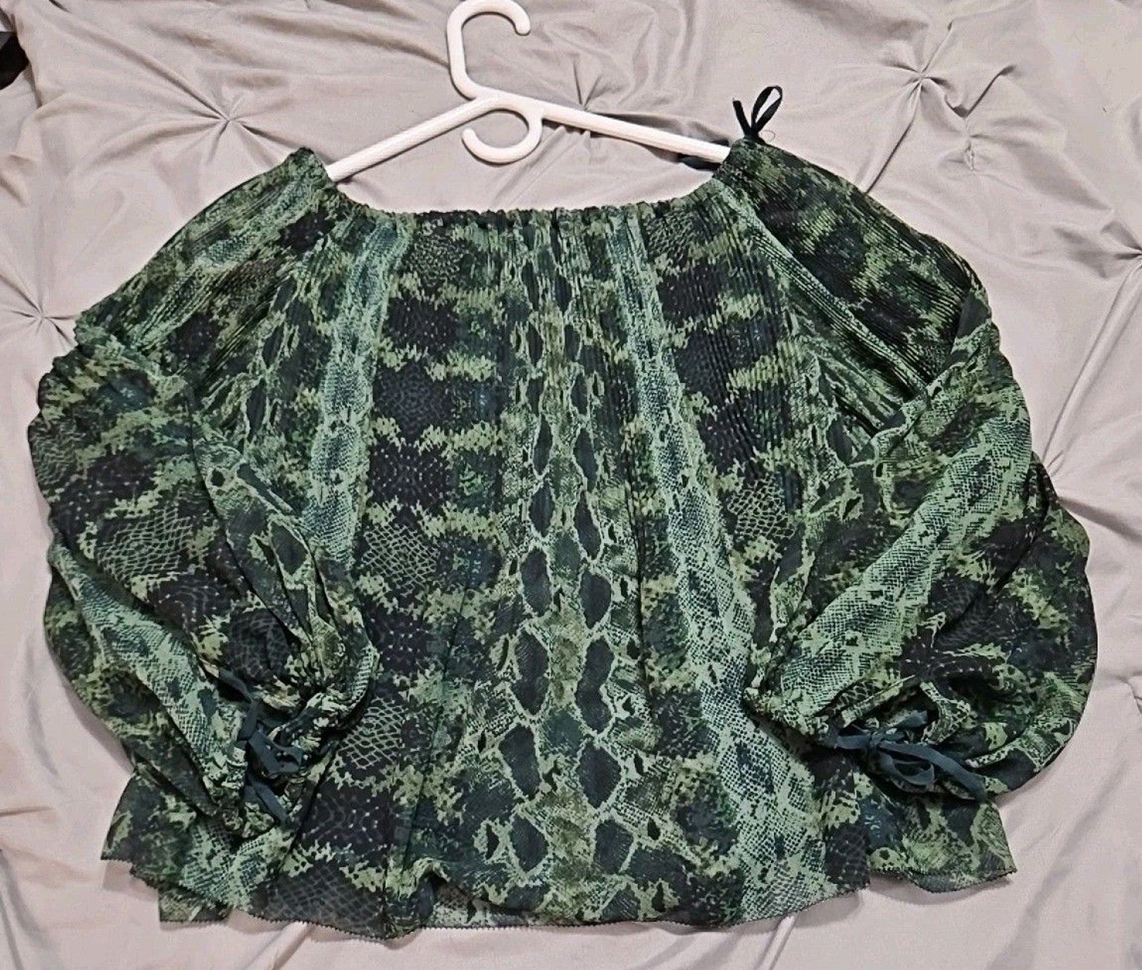 Wilfred Aritzia Talence Blouse Green & Black Python Snake Print Pleated size S