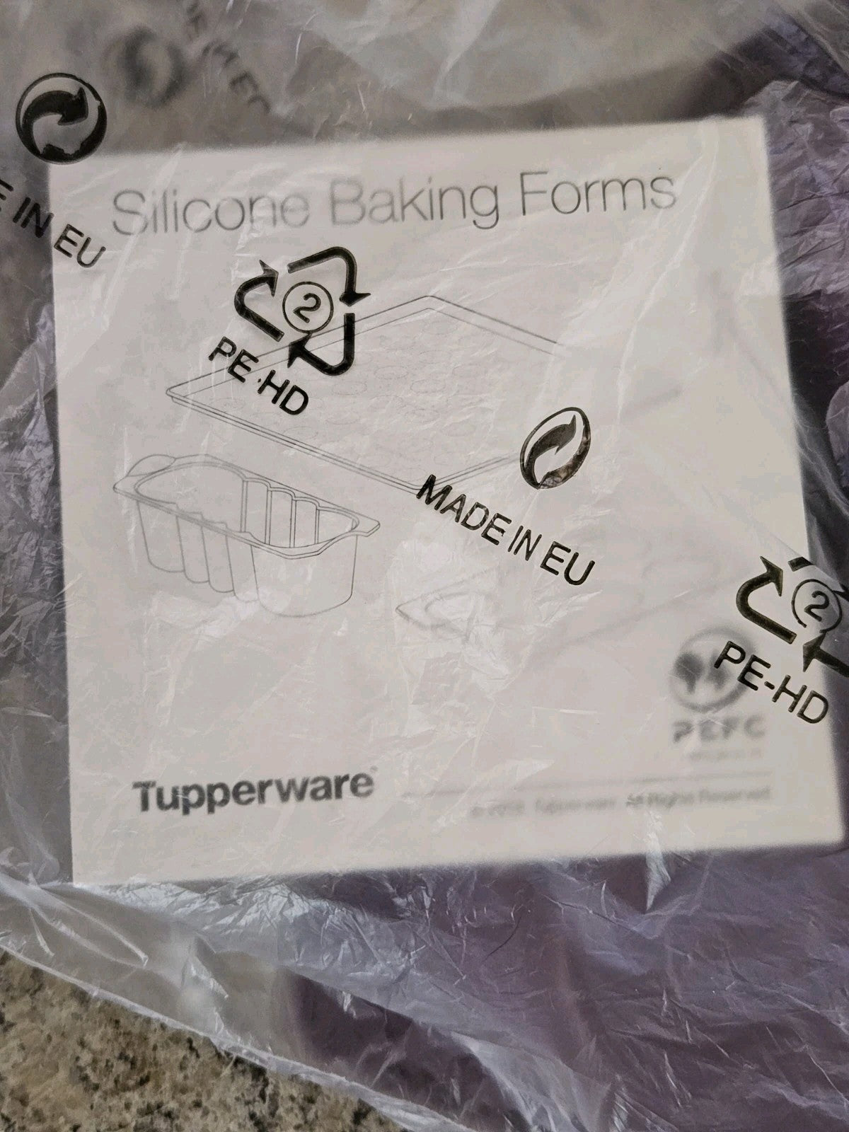 NIP Tupperware Silicone Cupcake Form Muffin Pan Purple