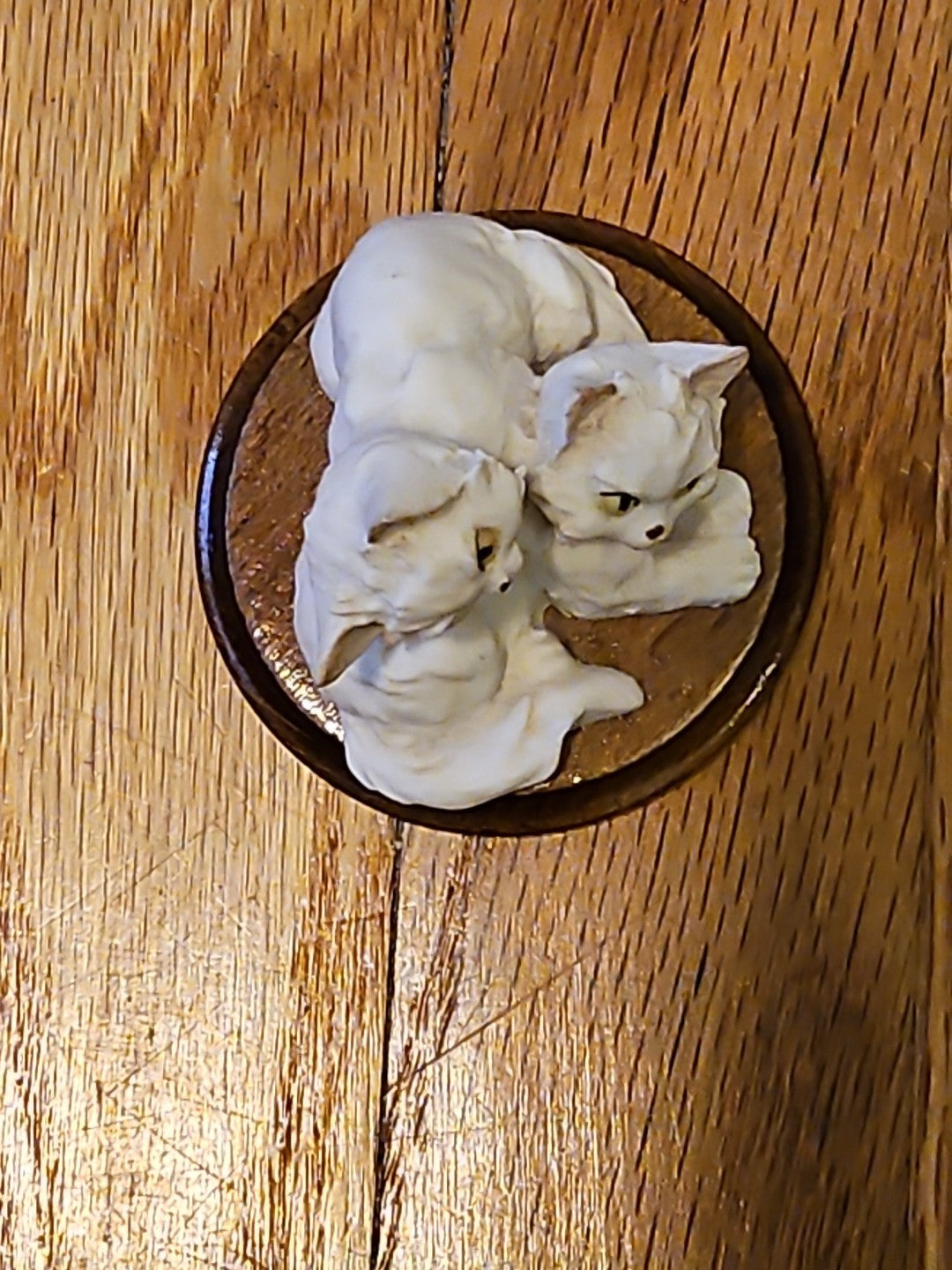 Vintage Giuseppe Armani Two White Persians With Yellow Eyes Cat Kitten Figurine