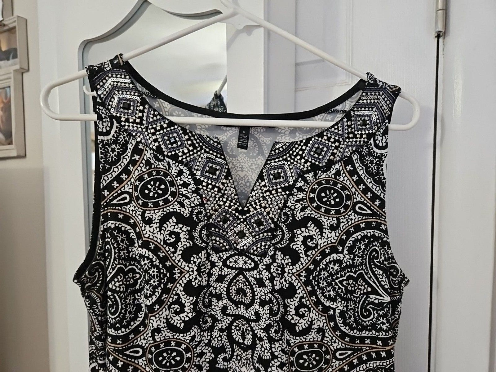 WHITE HOUSE BLACK MARKET Womens Embellished Neck Pleated Hem Size S Medallion