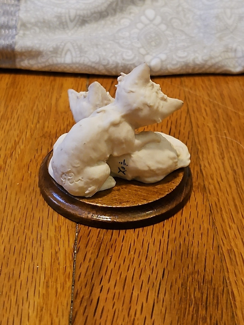 Vintage Giuseppe Armani Two White Persians With Yellow Eyes Cat Kitten Figurine