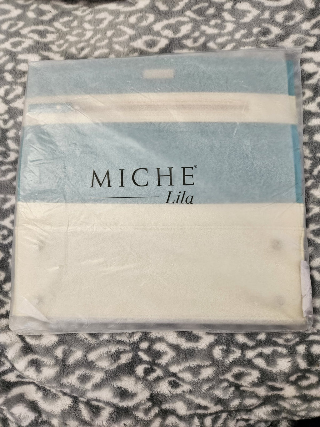 New In Package Miche Retired Lila Classic Purse Shell Teal & White Faux Leather