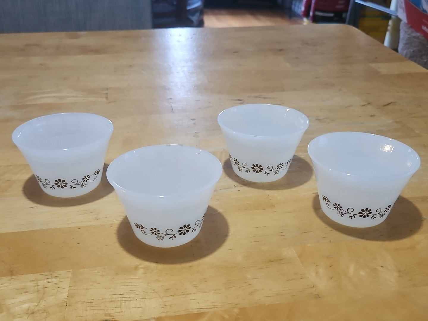 Set of 4 Vintage Dynaware Pyr-O-Ray Milk Glass Custard Cups Brown Daisy