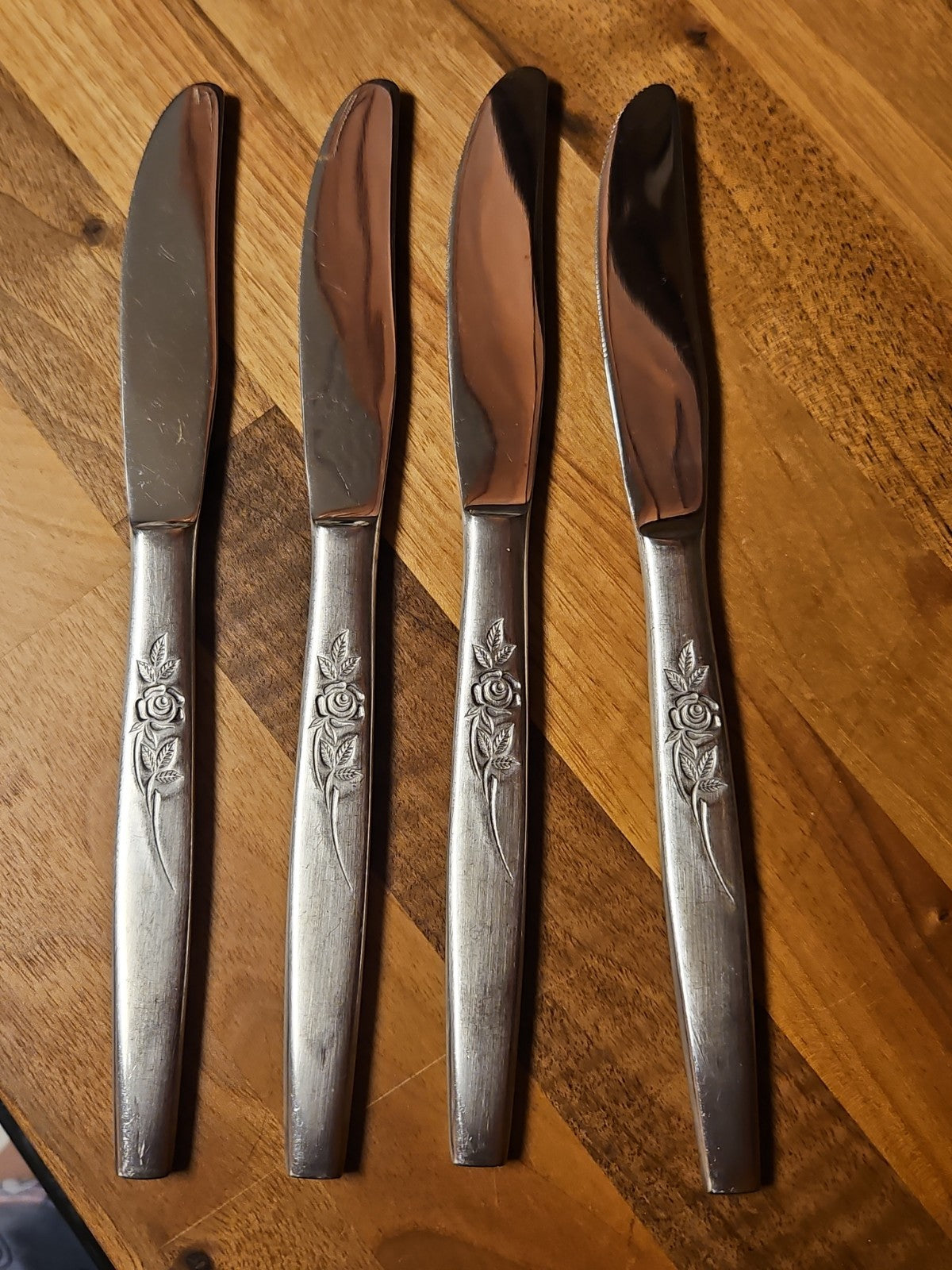 Set Of 8 Stainless Steel Japan Dinner Knives Elegant Indented Rose Pattern EUC