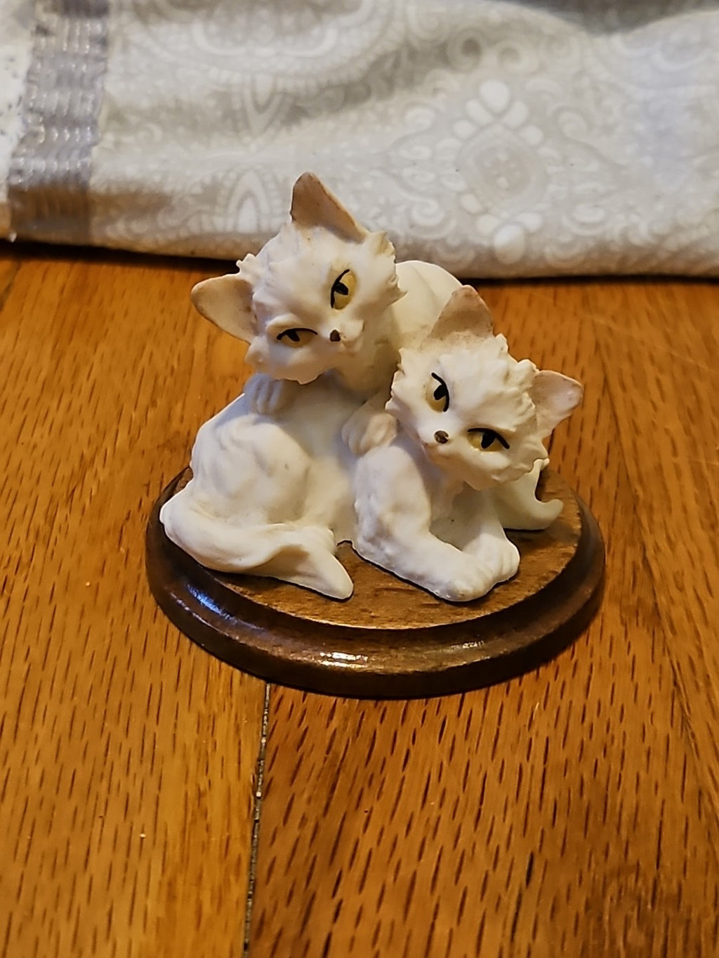 Vintage Giuseppe Armani Two White Persians With Yellow Eyes Cat Kitten Figurine