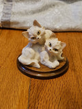 Vintage Giuseppe Armani Two White Persians With Yellow Eyes Cat Kitten Figurine