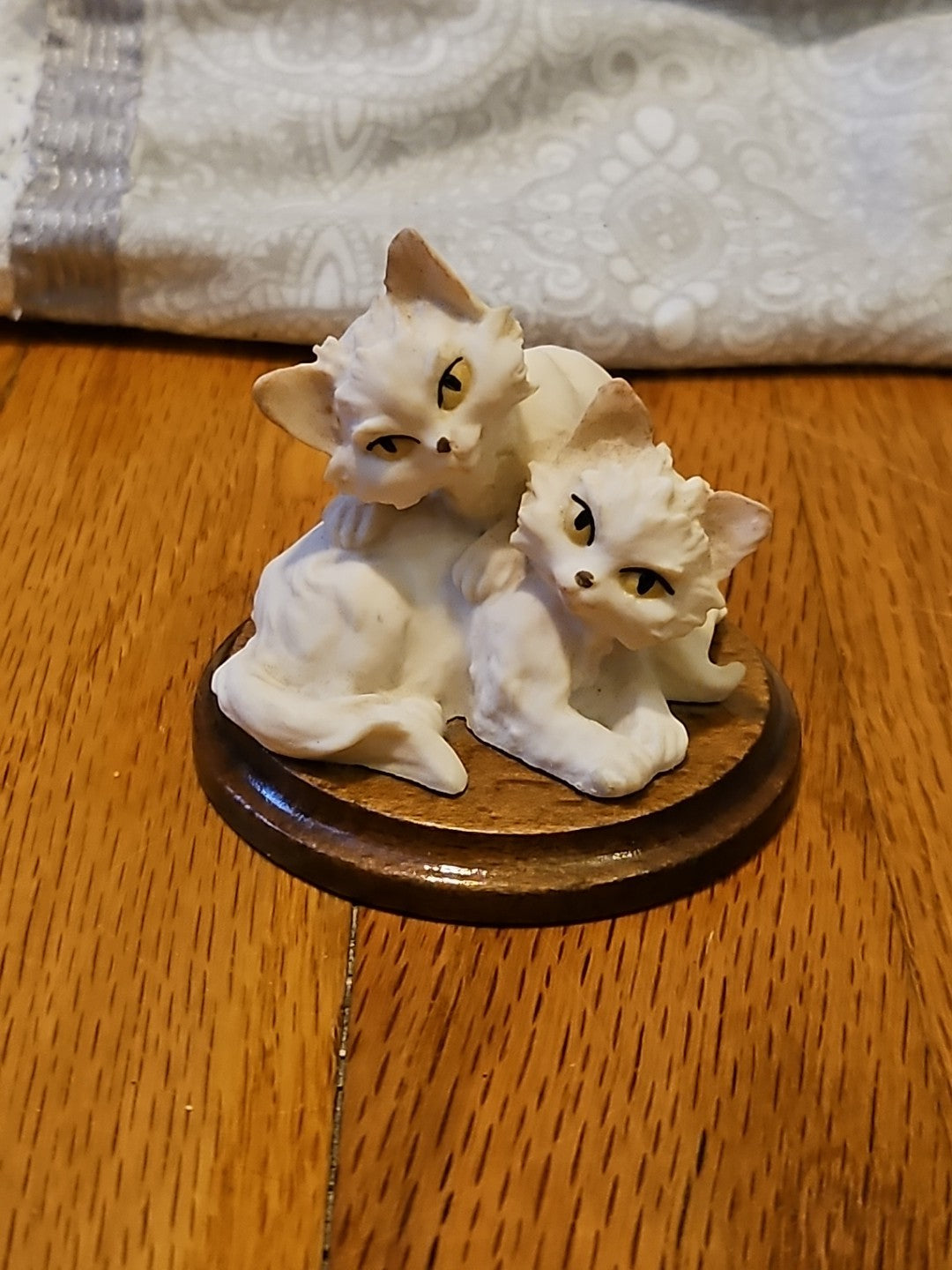 Vintage Giuseppe Armani Two White Persians With Yellow Eyes Cat Kitten Figurine