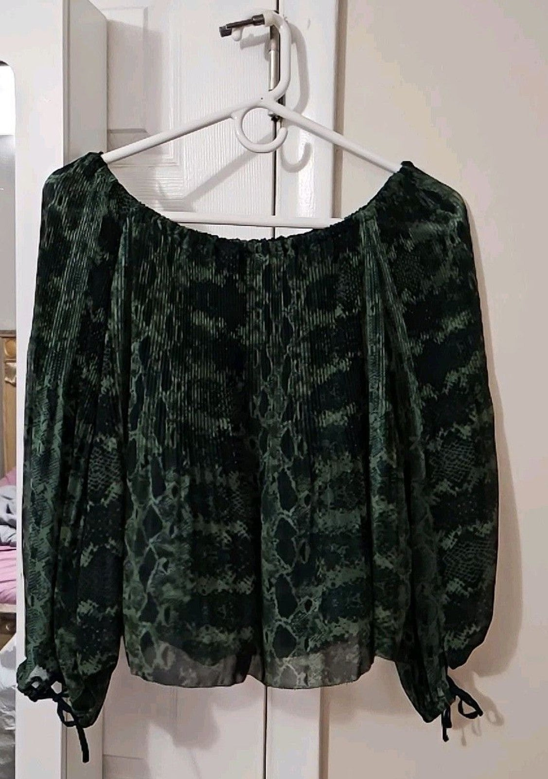 Wilfred Aritzia Talence Blouse Green & Black Python Snake Print Pleated size S