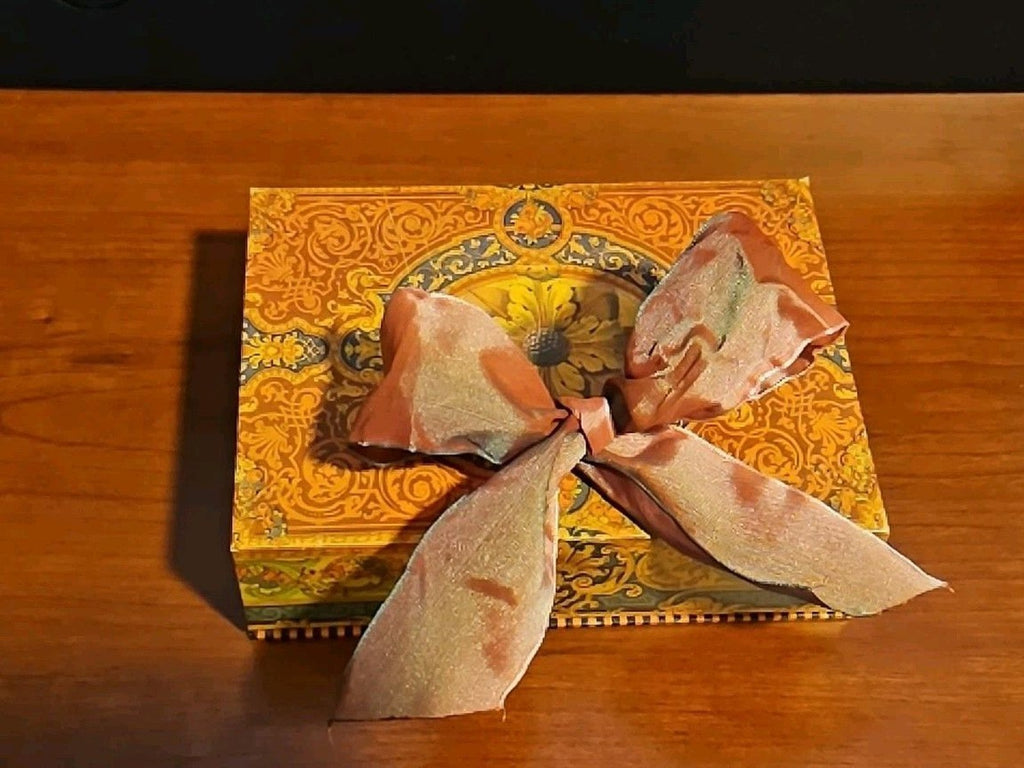 Michel Design Works 18 Cards w/ Envelopes In Storage Box Medallion Print W Bow