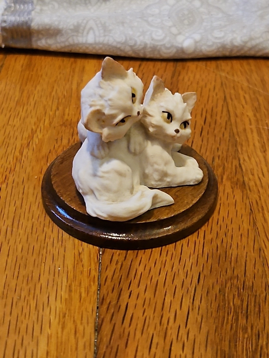 Vintage Giuseppe Armani Two White Persians With Yellow Eyes Cat Kitten Figurine