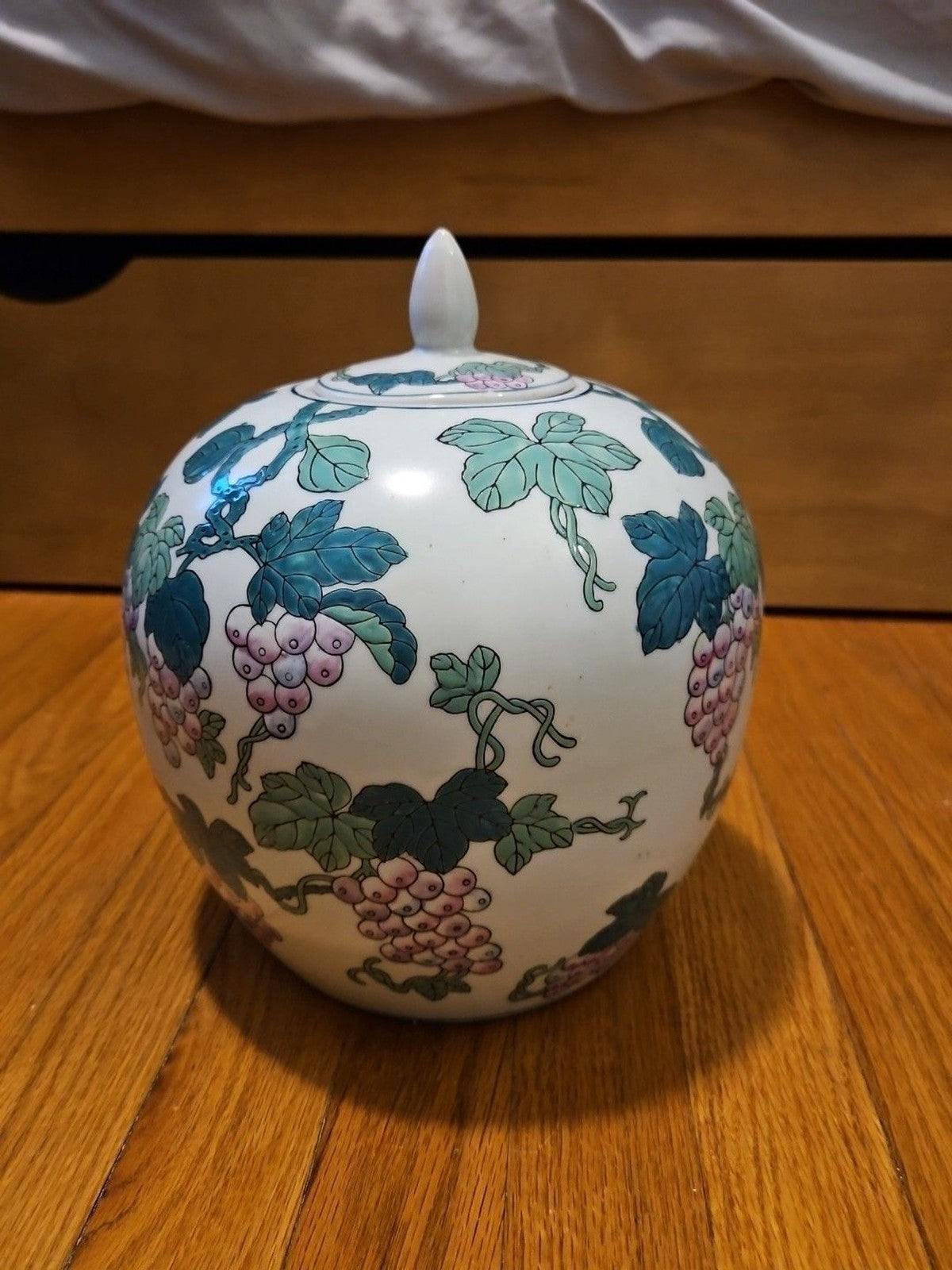 Vintage Chinoiserie Ginger Jar With Lid Purple Grape Vine & Leaves Motif 8" X 8"
