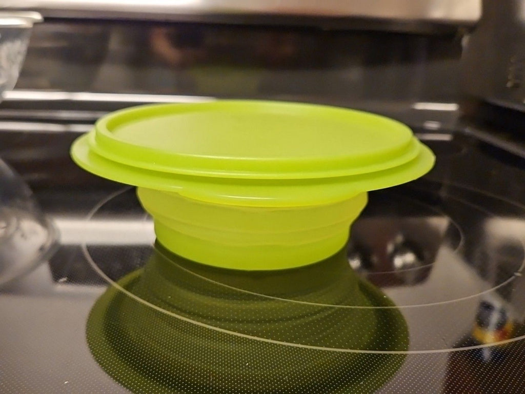 Tupperware 3 Cup Collapsible Green Dish 5452A With Lid