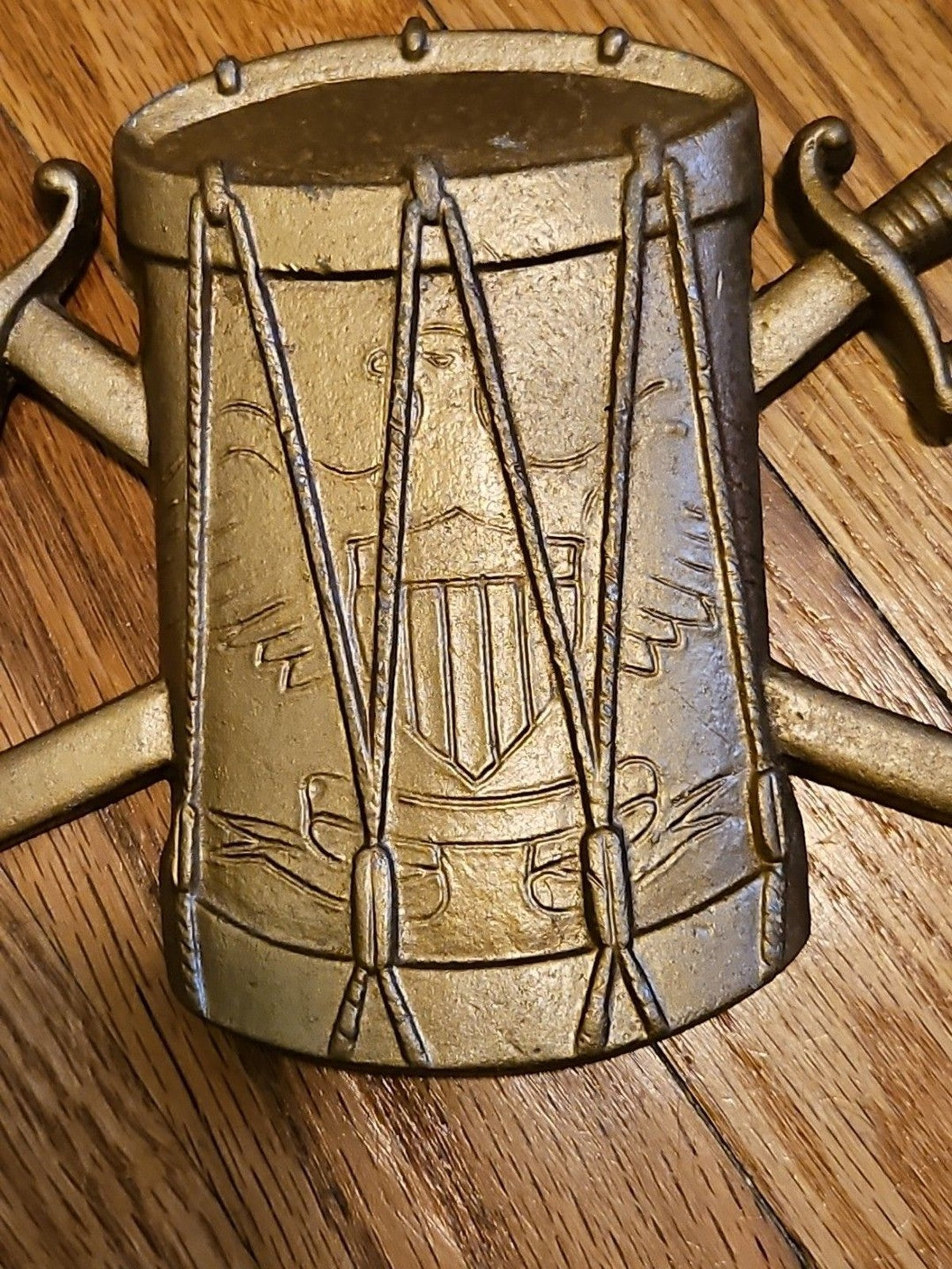 Vintage 1970's Sexton Metal Wall Plaque Hanging Drum with Sabers #576