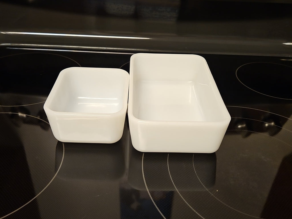 Set Of 2 Glasbake Vintage Casserole Dishes White W/ Gold Snowflake - 1 qt & 1 pt