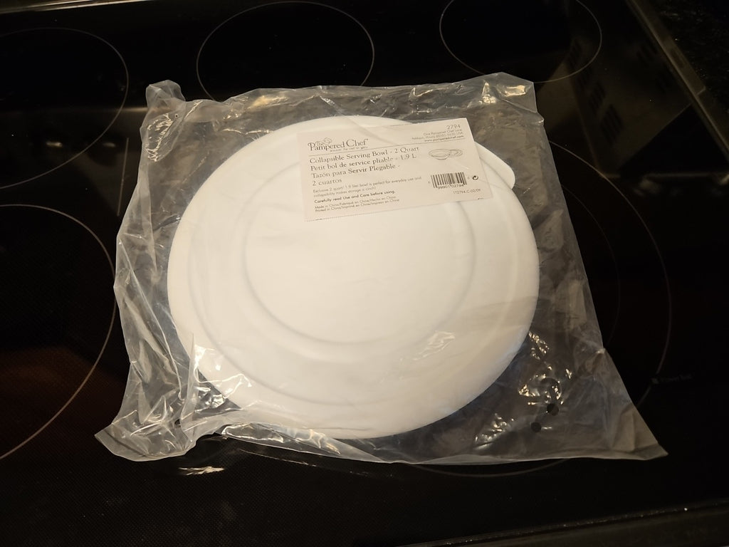 New Pampered Chef 2 Quart Collapsible Serving Bowl & Lid Silicone Green White
