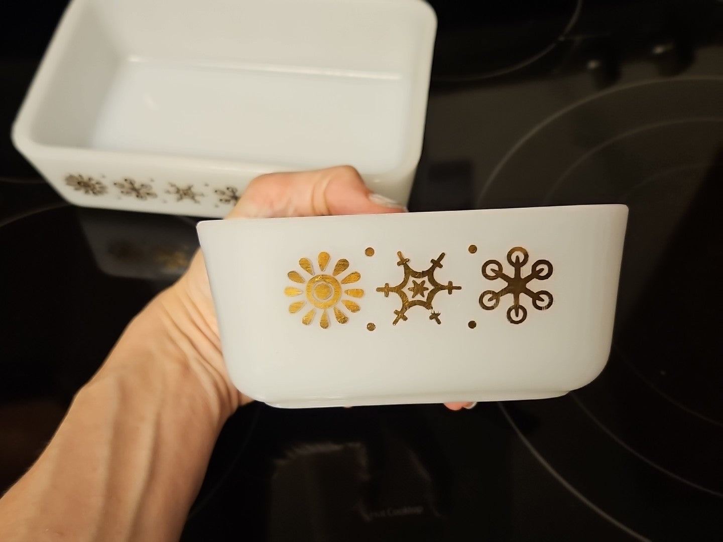 Set Of 2 Glasbake Vintage Casserole Dishes White W/ Gold Snowflake - 1 qt & 1 pt