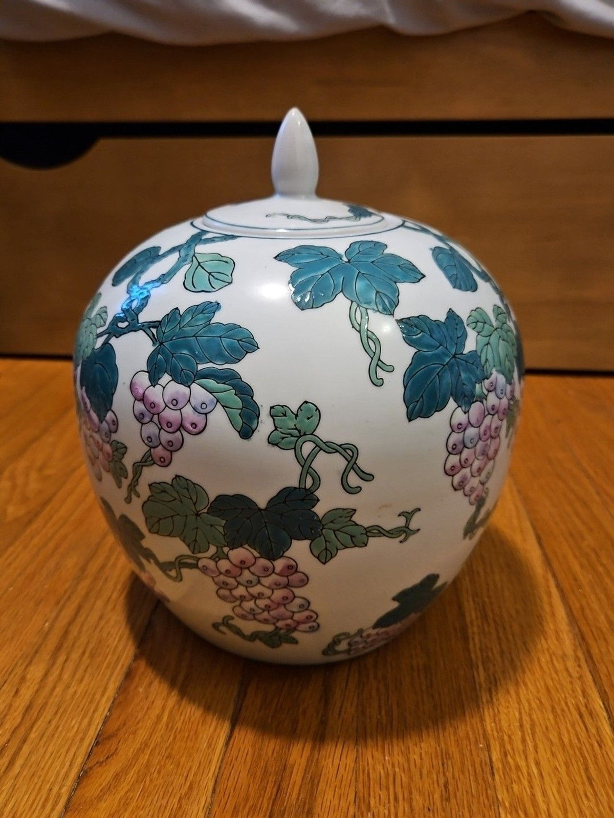 Vintage Chinoiserie Ginger Jar With Lid Purple Grape Vine & Leaves Motif 8" X 8"