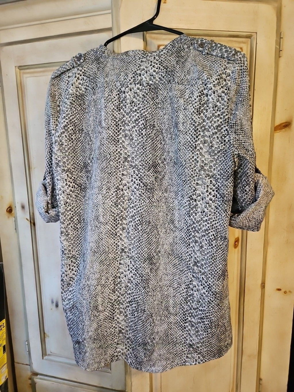 Calvin Klein Gray Snakeskin Print Blouse Roll-Tab Sleeve Button Down Read Size