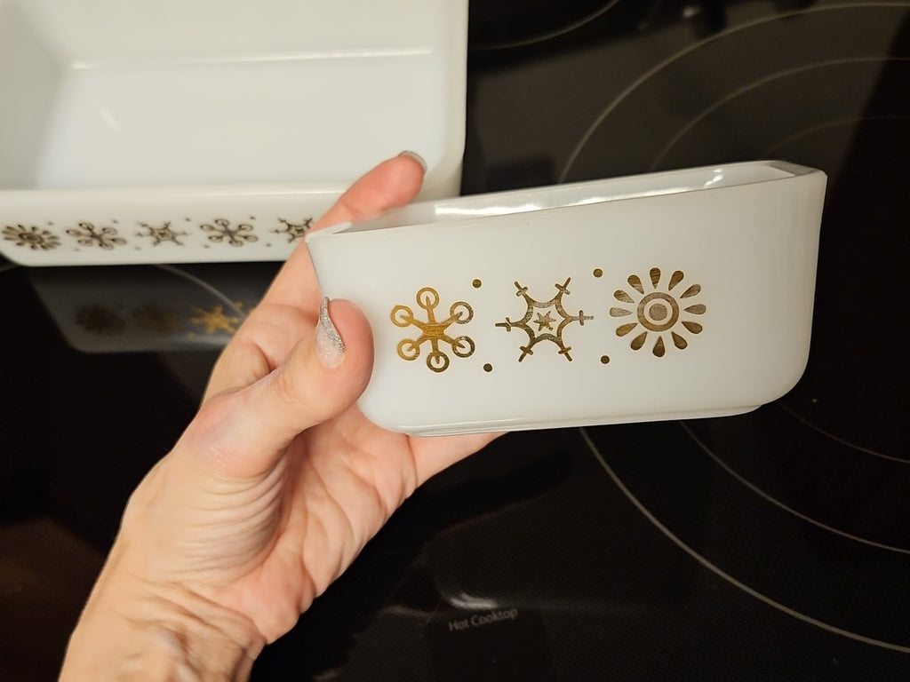Set Of 2 Glasbake Vintage Casserole Dishes White W/ Gold Snowflake - 1 qt & 1 pt
