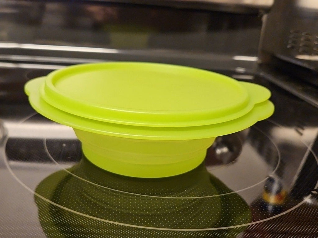 Tupperware 3 Cup Collapsible Green Dish 5452A With Lid