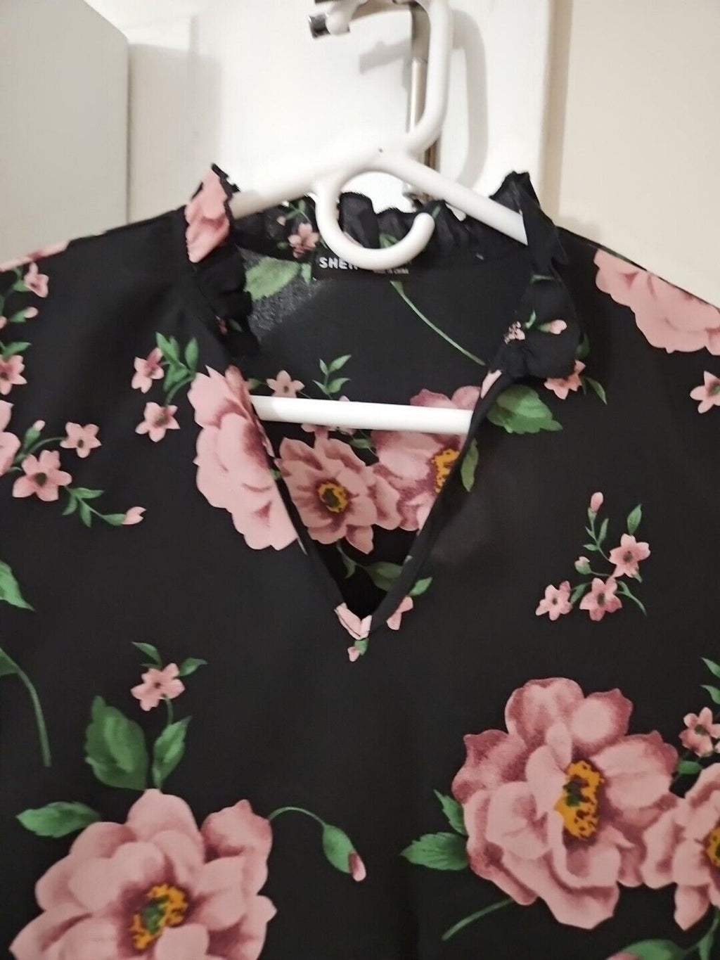 Shein Women's Black And Floral Blouse With Ruffles, Size 2