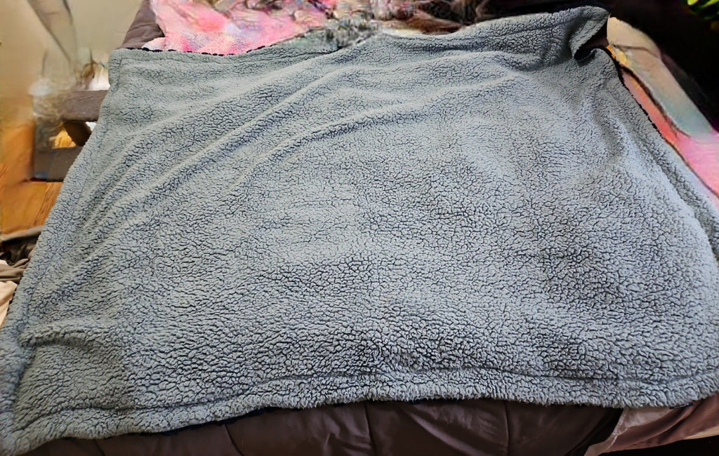 NIP Bedsure Sherpa Jacquard Reversible Throw Blanket 50"x60" Light Blue/Navy
