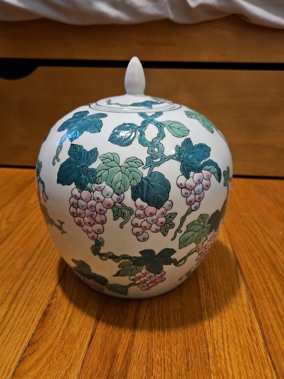 Vintage Chinoiserie Ginger Jar With Lid Purple Grape Vine & Leaves Motif 8" X 8"