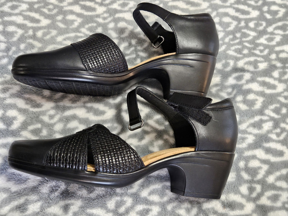 Clarks Emily Rae Women's Black Leather Ankle Strap Pump Heels Size 8M EUC