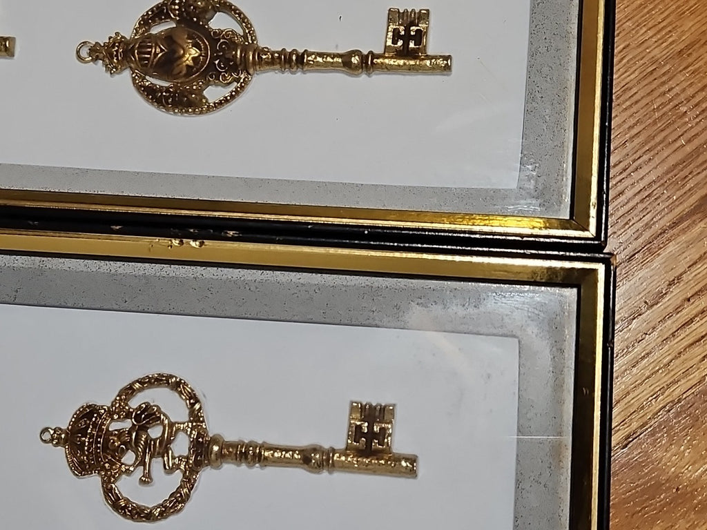 Set Of 2 Vintage MCM Turner Wall Accessory Ornate Kings Knights Gold Keys