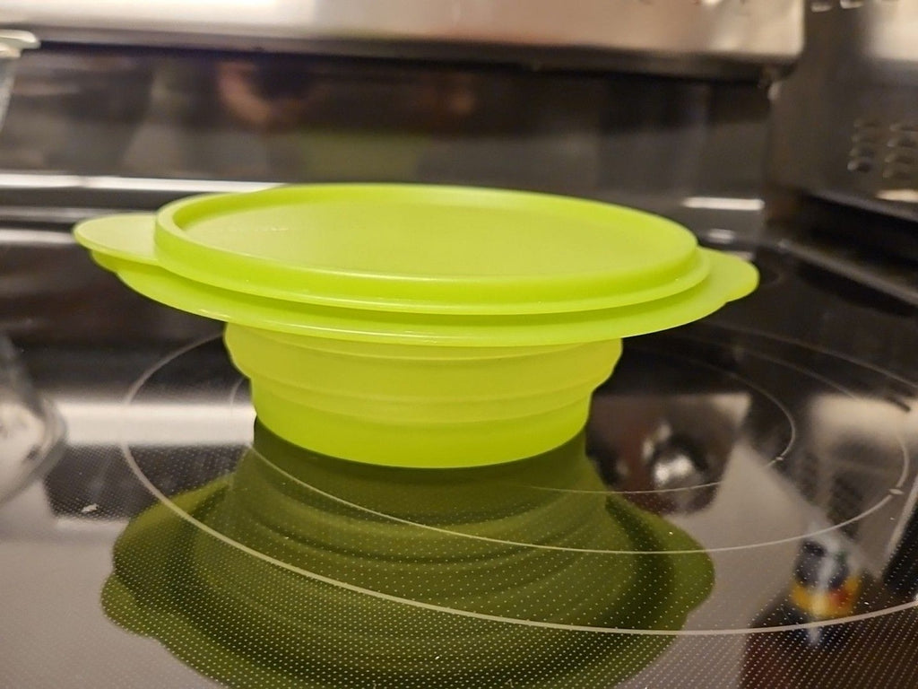Tupperware 3 Cup Collapsible Green Dish 5452A With Lid
