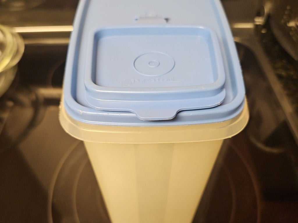 Vintage Tupperware 1588-3 Cereal Container W Blue Flapper Lid 1589-5