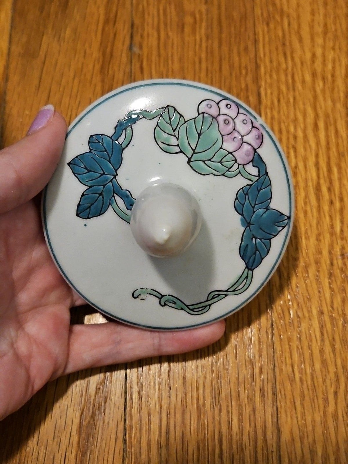Vintage Chinoiserie Ginger Jar With Lid Purple Grape Vine & Leaves Motif 8" X 8"