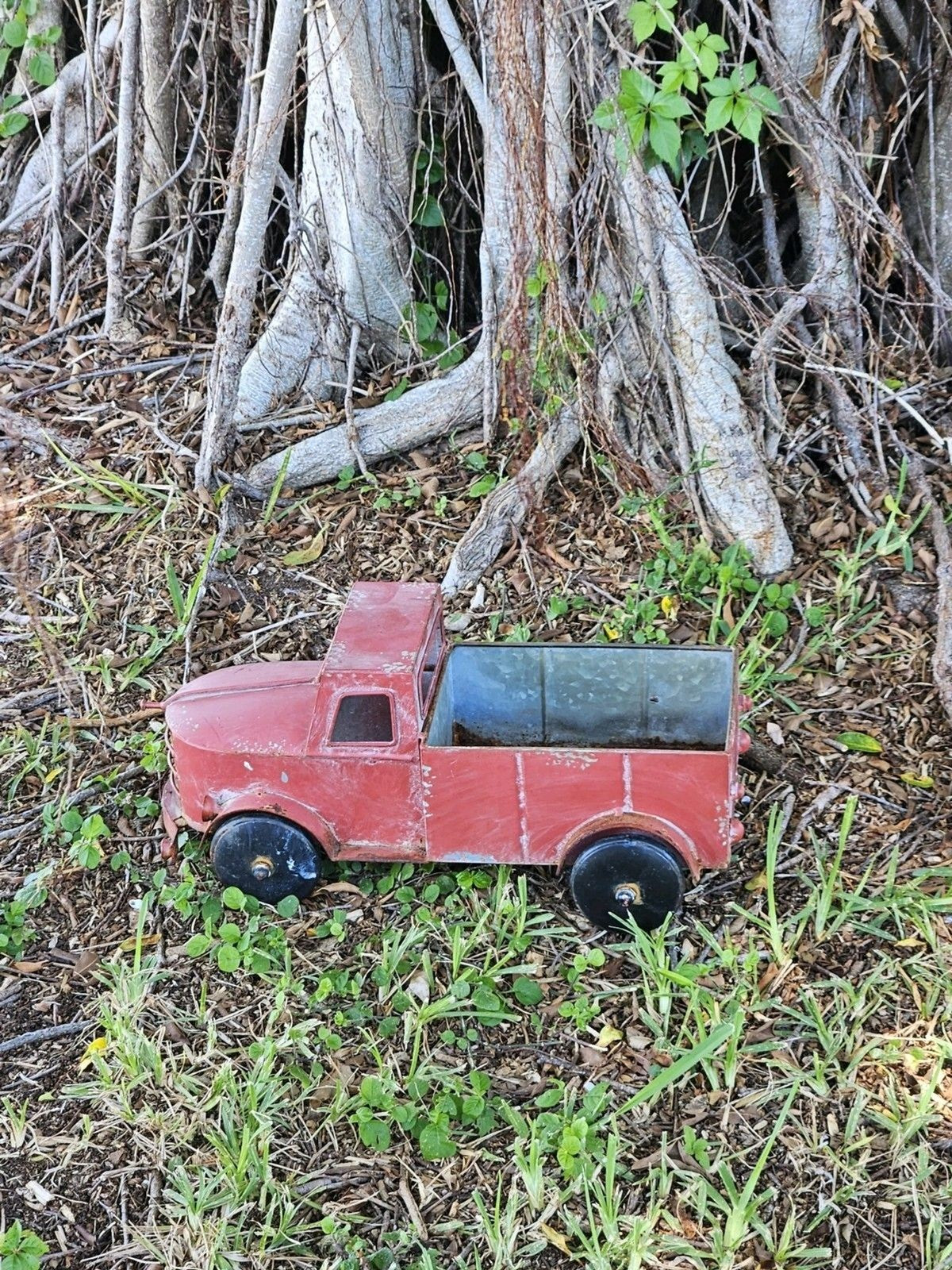 Little Red Farm Truck Rustic Country Chic Metal Garden Planter Pot 15" x 8"