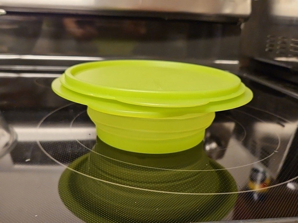 Tupperware 3 Cup Collapsible Green Dish 5452A With Lid