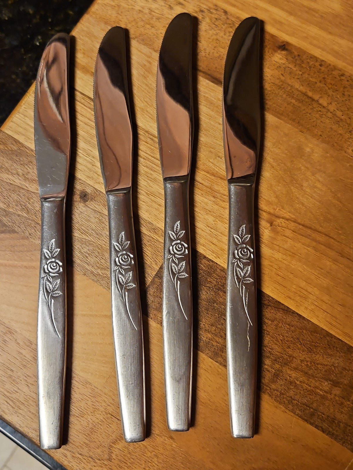 Set Of 8 Stainless Steel Japan Dinner Knives Elegant Indented Rose Pattern EUC